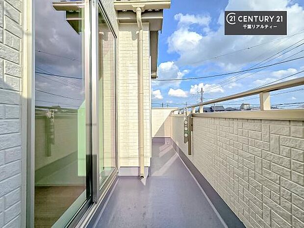 陽当たりの良いバルコニーで、お洗濯物もよく乾きそうですね!お天気の良い日にはバルコニーへ出てリフレッシュするのも気持ちよさそうです。