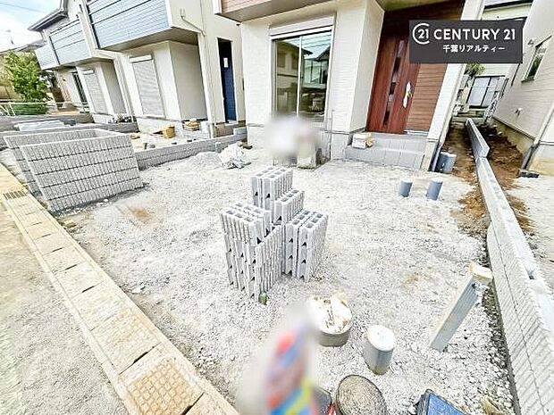 駐車スペースは2台分あります!セカンドカーはもちろん、バイクや自転車なども置き場所に困りません。