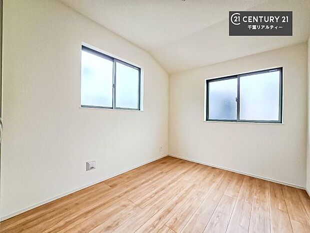 優しい光が差し込む洋室は、朝の目覚めも気持ちが良さそうですね。おうち時間もゆったりと過ごすことができます。