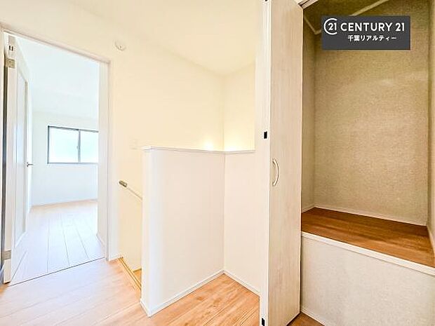 2階のホールには、収納スペース付き!家族共有の小物や日用品の収納をしておけば取り出しが便利です!是非現地にてお確かめください!