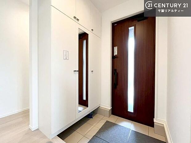 玄関には姿見付きのシューズボックスを設置。靴をしっかり収納できるのはもちろん、外出前に全身を確認できる便利な仕様です。