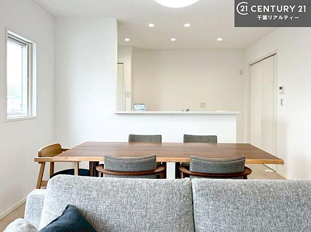 広々ダイニングスペース！ゆったりお食事。笑い声響く楽しい時間が過ごせます。日々の疲れも癒されます！