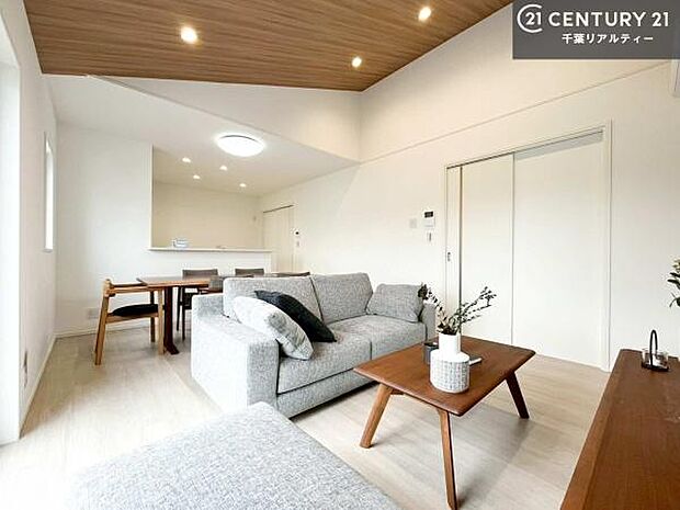 優しい陽だまりがリビングを包んでくれて居心地の良い空間を演出してくれます！くつろぎの時間を過ごせます！