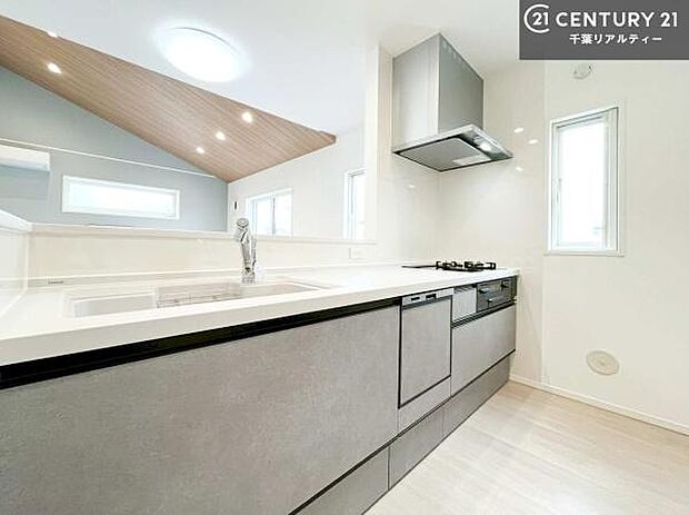 大人気の対面式システムキッチンを採用しています！ご家族のコミュニケーションが自然と増える設計です。お子様にも目が届くので嬉しいですね。収納力もあります！