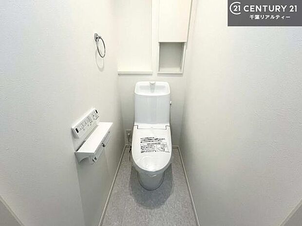 温水洗浄便座につき、冬場は便座が暖かくできるので冷たい便座に座らずに済む嬉しい仕様です！シンプルなカラーを基調としているので、お手入れがしやすいです。