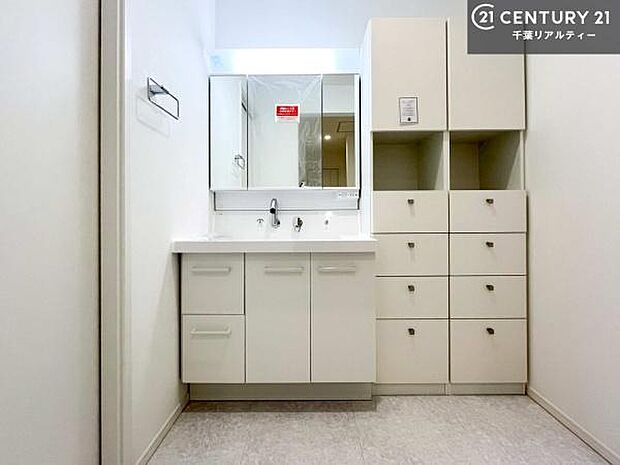 三面鏡仕様の洗面所は、身だしなみがしやすい造り！裏は収納になっています。ドライヤーやお化粧道具を片付けられるので洗面台周りをスッキリと見せることが出来ます！