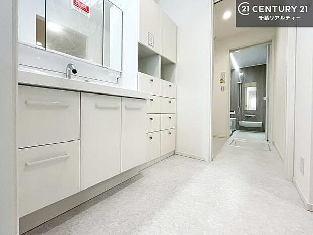 広々とした洗面室は、朝の身支度の時間もゆったり使える快適な空間。収納棚なども置きやすく、使い勝手の良い設計です。