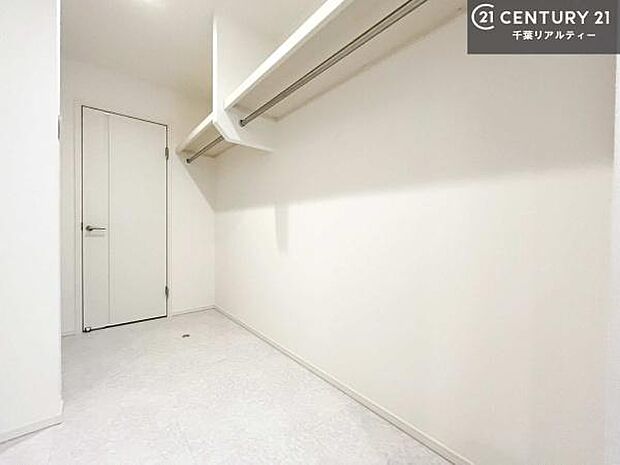 ウォークインクローゼット付きです。たくさんのお洋服などを収納しておけそうですね！他にも扇風機や加湿器など季節物の大きな家電も収納できます。
