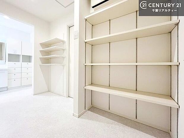 住空間をすっきり使うためには必須ポイントの収納スペースですよね。是非現地でご確認ください！