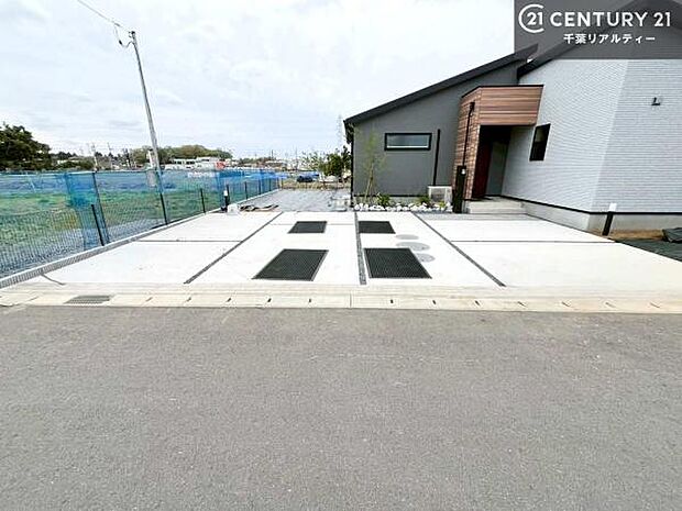 ゆったりとした駐車スペースなのでお車の運転が苦手な方も安心して車庫入れができます。自転車を置くスペースもしっかりあるので安心ですね！