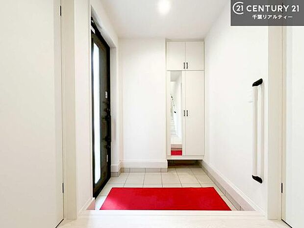 玄関には姿見付きのシューズボックスを設置。靴をしっかり収納できるのはもちろん、外出前に全身を確認できる便利な仕様です。