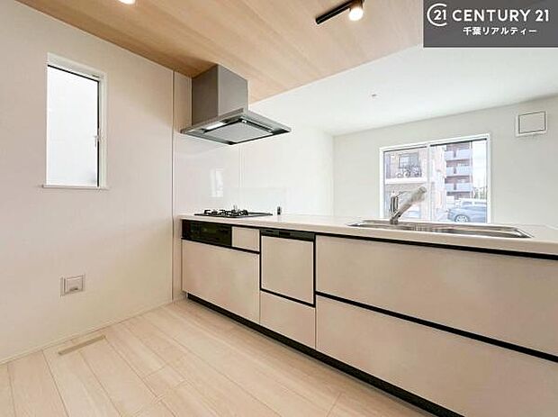 大人気の対面式システムキッチンを採用しています！ご家族のコミュニケーションが自然と増える設計です。お子様にも目が届くので嬉しいですね。収納力もあります！