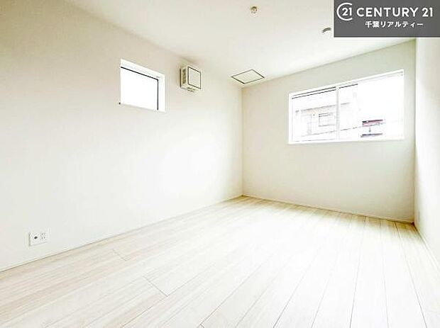 掃き出し窓がないお部屋は、お子様のお部屋としても安心です！収納スペースも充実しているので散らかったお部屋をサッと片付けられます！