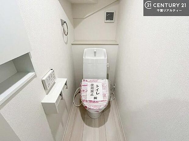 【同仕様】1・2階にトイレがございます！朝の忙しい時間帯も待たずにすみそうですね。白を基調とした清潔感のあるトイレでお手入れがしやすいです！