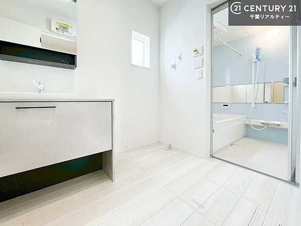 小窓付きの明るい洗面室です！湿気もすぐに入れ替えができて清潔に保つことができます！自然光が差し込むのでお化粧の仕上がりも良くなりますね！