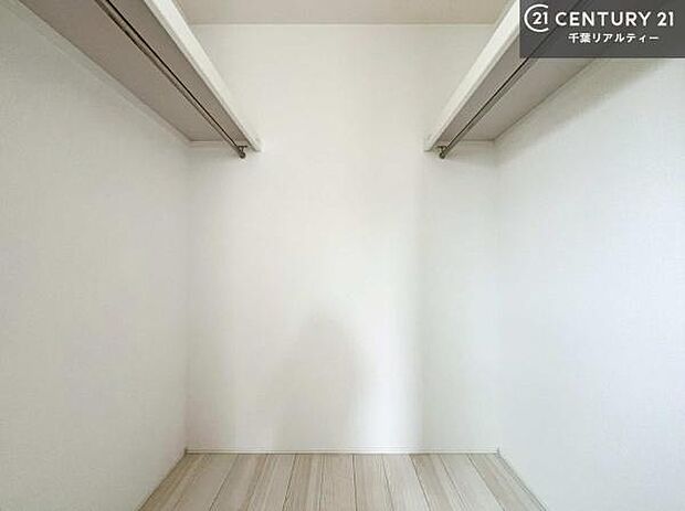 ウォークインクローゼット付きです。たくさんのお洋服などを収納しておけそうですね！他にも扇風機や加湿器など季節物の大きな家電も収納できます。