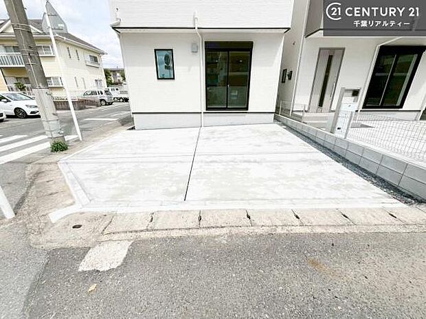 駐車スペースは2台分あります！セカンドカーはもちろん、バイクや自転車なども置き場所に困りません。