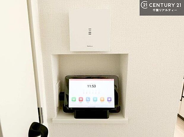 TVモニター付インターフォンを完備。来訪者の顔を確認してから対応できるため、防犯面にも配慮された安心の設備です。
