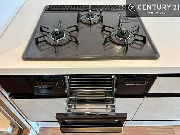 コンロは三口あるのでお料理の同時進行ができます。もちろんグリル付きです。調理スペースも広々している為作業がしやすい！使い勝手が良いシステムキッチンです！