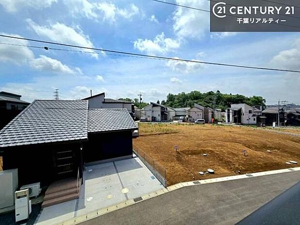 落ち着きある住宅街です!周囲には高い建物がなく、空が広く開放感があり、陽当たりを大きく遮られることもありません!気持ちの良い風が通り抜ける街並みです!