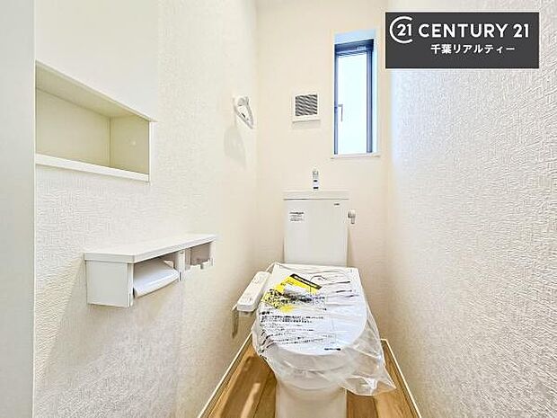 1・2階にトイレがございます！朝の忙しい時間帯も待たずにすみそうですね。白を基調とした清潔感のあるトイレでお手入れがしやすいです！