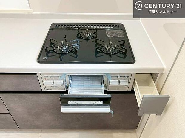 コンロは三口あるのでお料理の同時進行ができます。もちろんグリル付きです。調理スペースも広々している為作業がしやすい！使い勝手が良いシステムキッチンです！