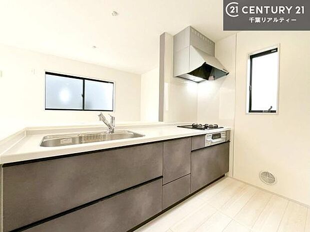 大人気の対面式システムキッチンを採用しています！ご家族のコミュニケーションが自然と増える設計です。お子様にも目が届くので嬉しいですね。広々使えて快適に作業が進みます。