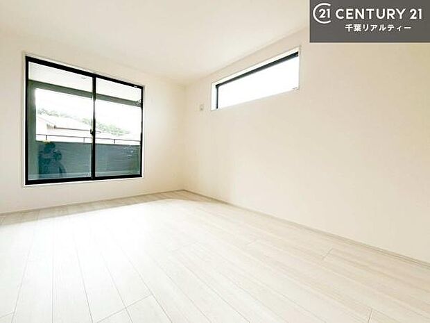 2面採光を確保した明るい室内は、風通しも良く、明るく大変居心地の良い空間となっております。リラックスして過ごせる心地の良いお部屋です！朝の目覚めがスッキリしますね！