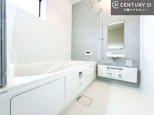 落ち着きある大人の雰囲気のバスルームは、味が出ていてバスタイムが充実！お仕事頑張っているご褒美にお好みの匂いの入浴剤を入れて、楽しんでみてはいかがでしょうか？