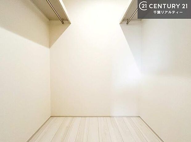 ウォークインクローゼット付きです。たくさんのお洋服などを収納しておけそうですね！他にも扇風機や加湿器など季節物の大きな家電も収納できます。