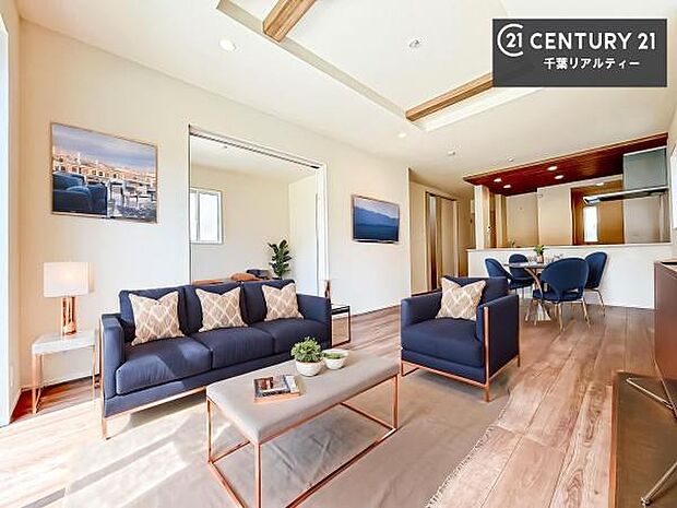 家具は、CGパースです。大切な家族が集まるからこそLDKにはこだわりたい。子供たちが元気に笑いながら走り回っている姿を見た時が「広い家にして良かった」と思う瞬間です。