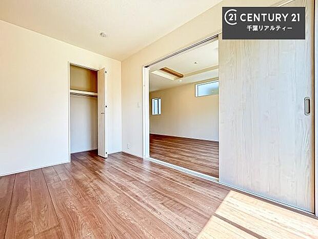 リビング横に配置された洋室は、お子様のお部屋にぴったりの位置。ご家族とのコミュニケーションが取りやすく、成長を身近に感じられる安心の空間です。