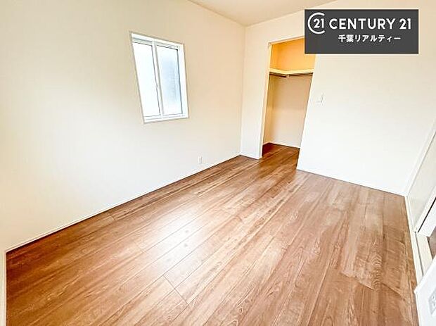 収納スペースがついています！居室をスッキリ整頓する事ができますね。家具を選ばないシンプルなデザインの為、家具を選ばずお気に入りの空間作りができそうですね。