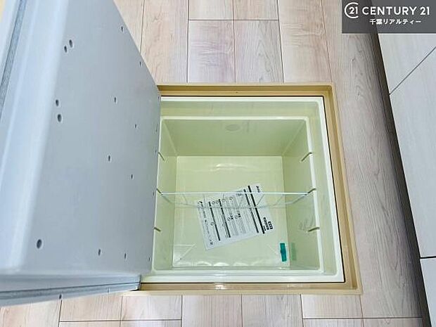 【同仕様】便利な床下収納付き!漬物を作ったり非常食の収納!普段使わないような小物類の収納に便利!場所を取らない収納スペース!