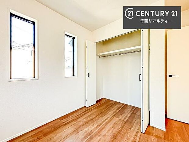 収納力のある洋室です。お部屋もすっきり広々と使えて気持ちが良いです!キレイな明るいお部屋で過ごすのは、更にのんびりゆっくりできますね!