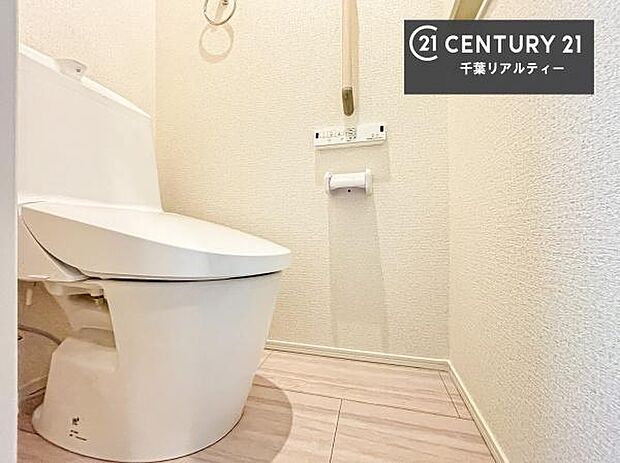 清潔感のある色味のお手洗いです!さわやかでスッキリする空間です!白を基調としているので、お手入れがしやすいトイレです!