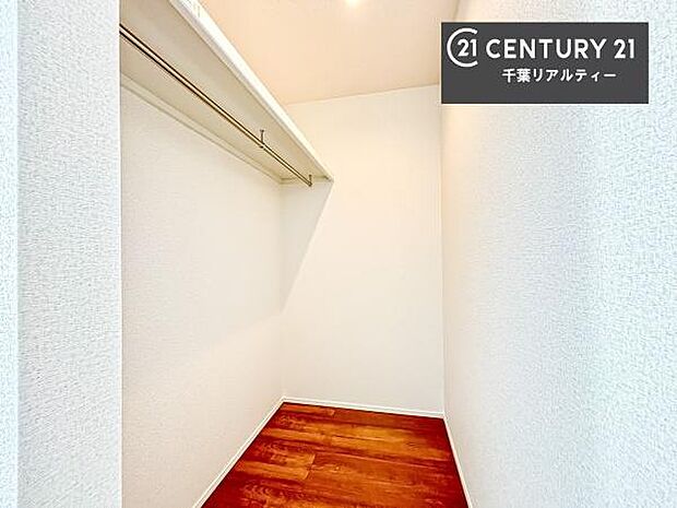 ウォークインクローゼット付きです。たくさんのお洋服などを収納しておけそうですね!他にも扇風機や加湿器など季節物の大きな家電も収納できます。