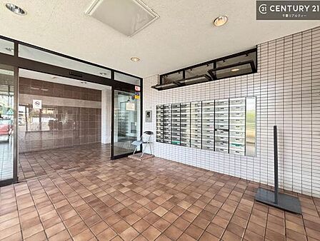 陽当たりの良いエントランスは、ご家族やお客様を温かく迎えてくれます。毎日の暮らしに心地よさをもたらしてくれる空間です。