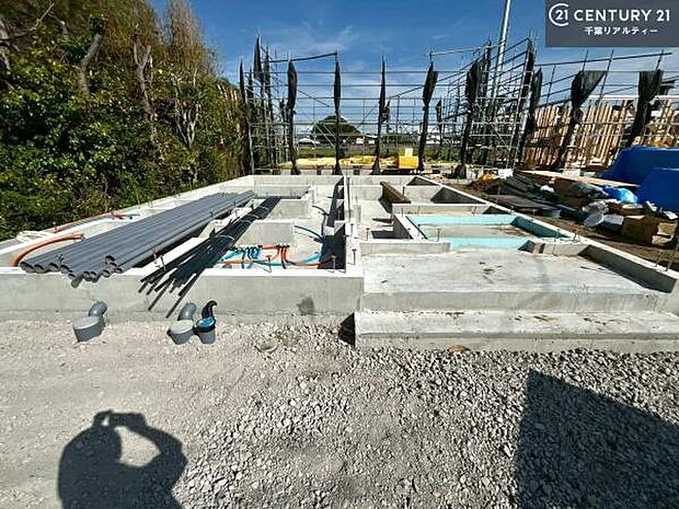 只今建築中につき、現地ではしっかりとした構造をご確認いただけます。完成イメージは図面や資料とともにご案内いたしますので、お気軽にお問い合わせください。