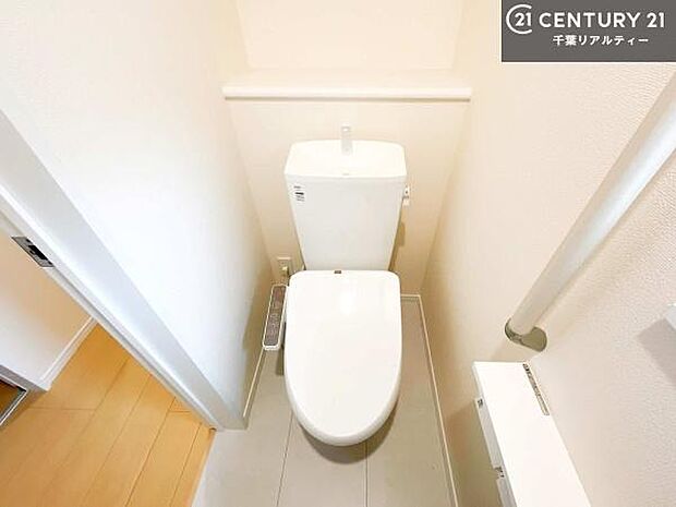 1・2階にトイレがございます!朝の忙しい時間帯も待たずにすみそうですね。白を基調とした清潔感のあるトイレでお手入れがしやすいです!
