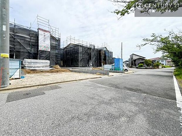 落ち着いた街並みが広がる閑静な住宅街に位置し、穏やかで心安らぐ暮らしを叶える住環境です。