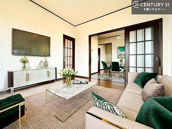 家具はCGパースです。心地良いリビングは家族が自然と集まります。家族団欒の時間が増えそうです。ご家族と、より一層充実した時間を過ごせそうですね。明るく開放的な空間です。