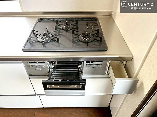 コンロは三口あるのでお料理の同時進行ができます。もちろんグリル付きです。調理スペースも広々している為作業がしやすい！使い勝手が良いシステムキッチンです！