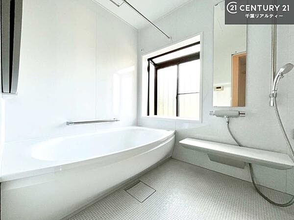 白を基調とした清潔感のあるバスルーム！快適なバスタイムが送れます！1日の疲れをしっかりと癒してくれる素敵なリラクゼーション空間になりそうですね。