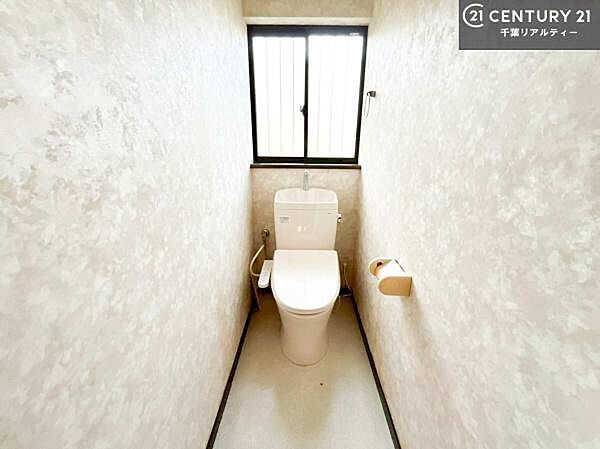 1・2階にトイレがございます！朝の忙しい時間帯も待たずにすみそうですね。白を基調とした清潔感のあるトイレでお手入れがしやすいです！