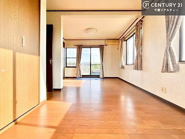 家族構成に合わせて間仕切り対応可能！広々しています！収納スペース充実！お部屋がスッキリと片付きます！
