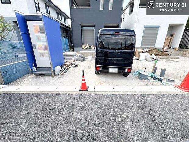 駐車スペースは2台分あります！セカンドカーはもちろん、バイクや自転車なども置き場所に困りません。