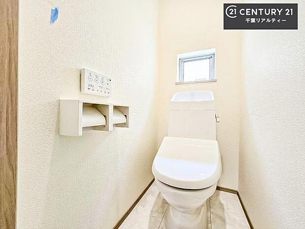 1・2階にトイレがございます!朝の忙しい時間帯も待たずにすみそうですね。白を基調とした清潔感のあるトイレでお手入れがしやすいです!