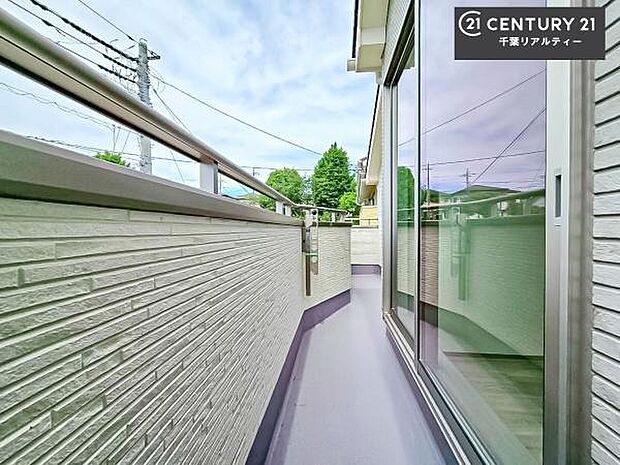 陽当たりの良いバルコニーで、お洗濯物もよく乾きそうですね!お天気の良い日にはバルコニーへ出てリフレッシュするのも気持ちよさそうです。