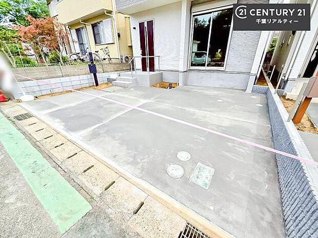 駐車スペースは2台分あります!セカンドカーはもちろん、バイクや自転車なども置き場所に困りません。